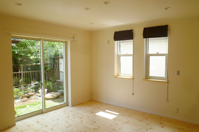 AFTER：洋室へ（床は無垢のパイン材、壁・天井はエコクロス貼り）