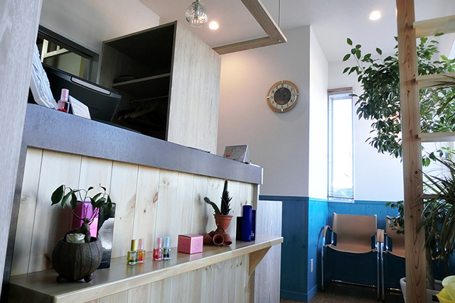 お客様を迎えるカウンターには柔らかい無垢板を使用