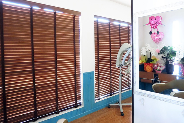 木製ブラインドからこぼれる光も心地良いです