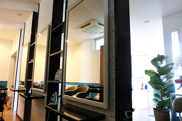 開放的な配置でカット台も増やしました