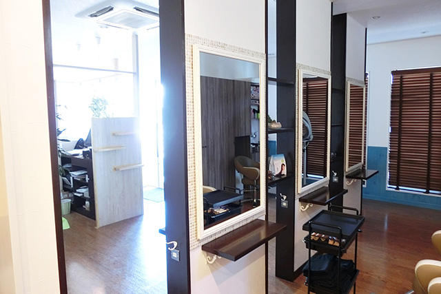 仕切りとしての効果もあるカット台