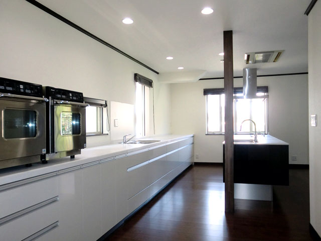 ゆったりとしたダブルシンクキッチン