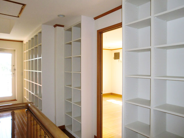 ２階ホールの本棚