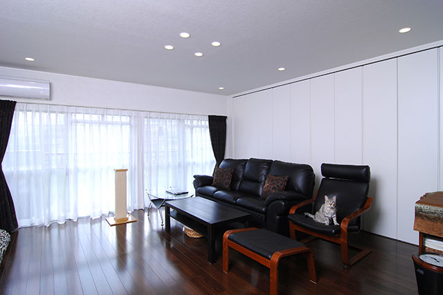 After　ダイニング：収納は壁の中に全部隠しました。