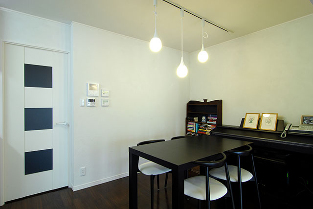 ダイニングの壁は珪藻土です。