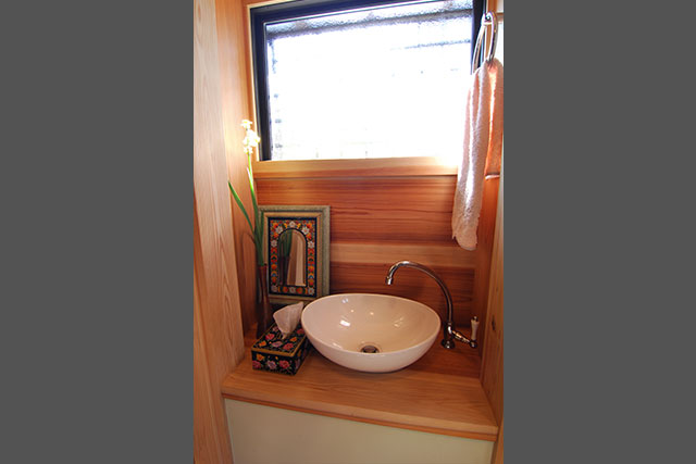 After　トイレ前の手洗い。カウンター：杉板