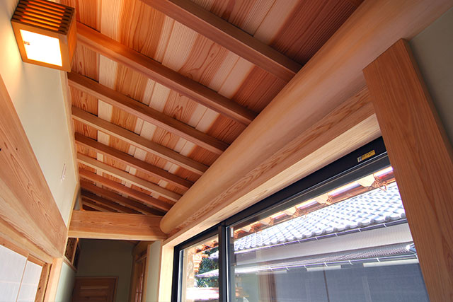 After　縁側 　木製サッシからアルミサッシへ。縁側を支える紀州産杉材の丸太梁。築100年以上の母屋の雰囲気を壊さないように心がけました。