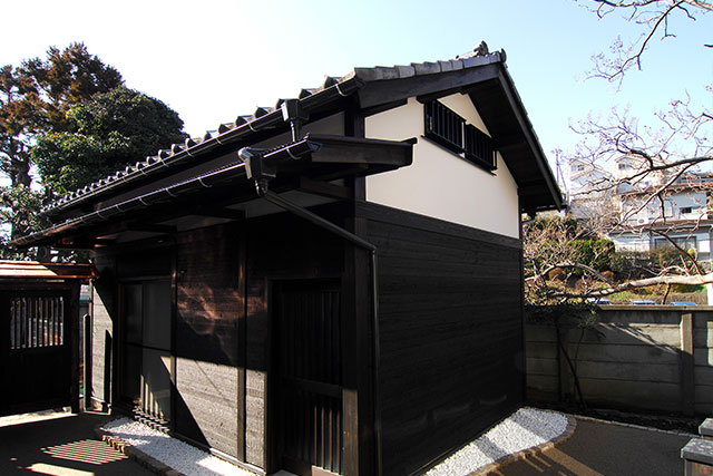 After　蔵の外観:外壁：焼き杉、漆喰