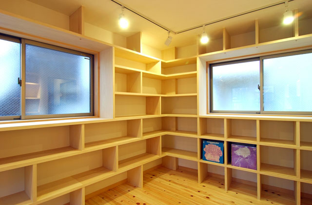 書斎は棚で埋め尽くされています