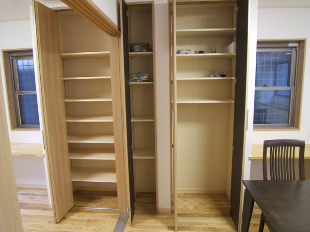 既存の柱を利用して収納棚に