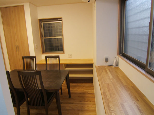 手の届く範囲に収納を