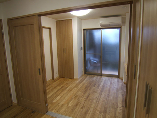 ダイニングから隣室へつながる