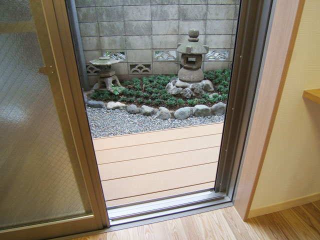 庭には蹲を設置