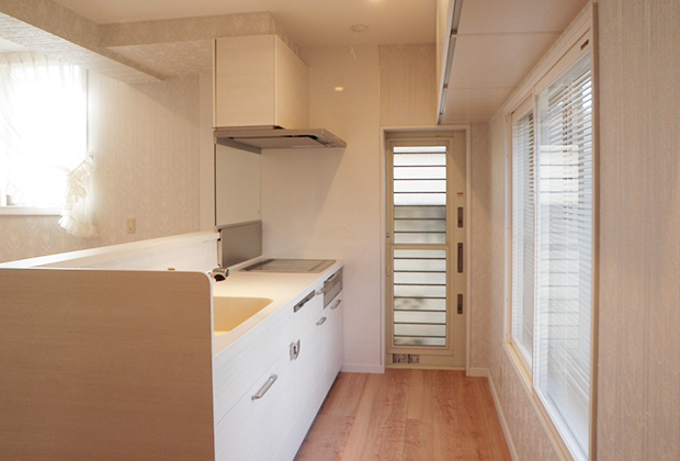 キッチンの後ろの大き目の窓は和室だったから