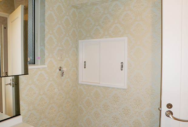 洗面室はクラシカルなクロスを貼り、階段下には収納