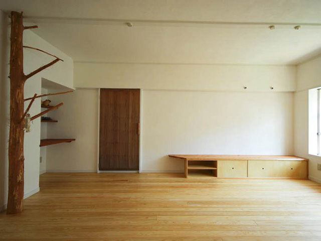 居間-左手はオカメインコちゃんの止まる枝付き丸太