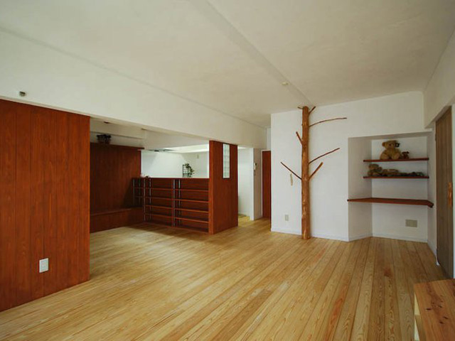 居間から食堂・キッチン方面-枝付き丸太