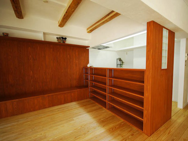 食堂-向こうは対面式キッチン