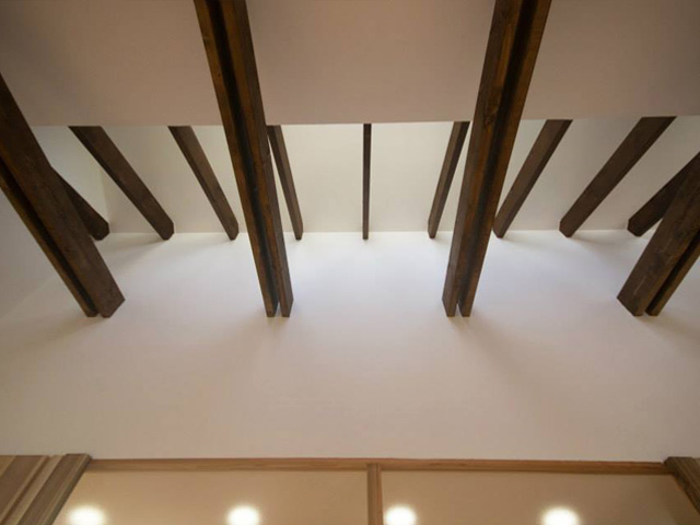 吹き抜けを通してハイサイドライトからの光