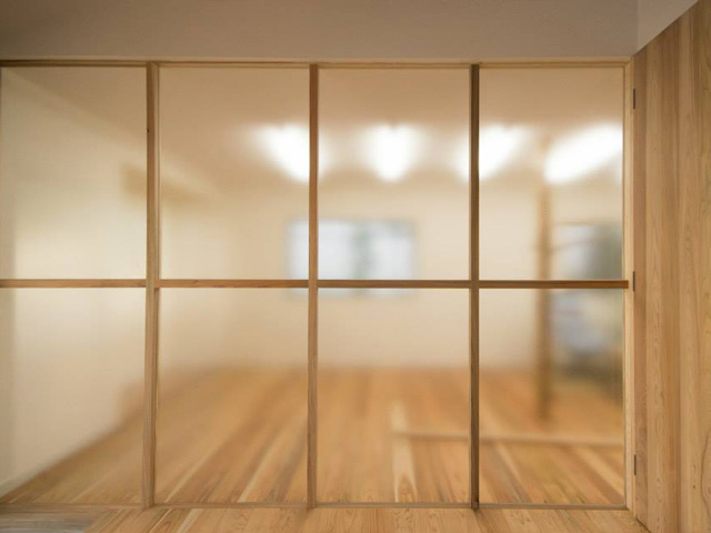 ギャラリーと事務スペースの間仕切り