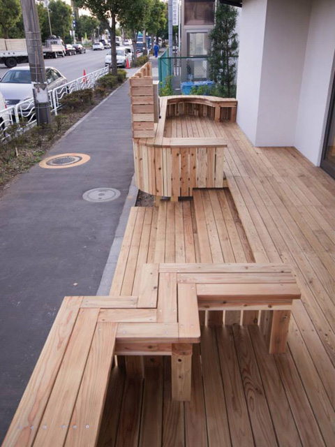 オープンデッキとベンチ