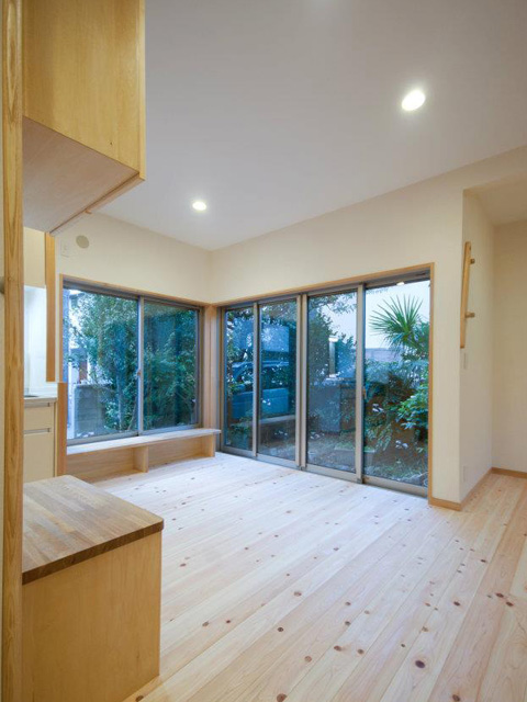 角を開口のままにし庭とのつながりをキープ