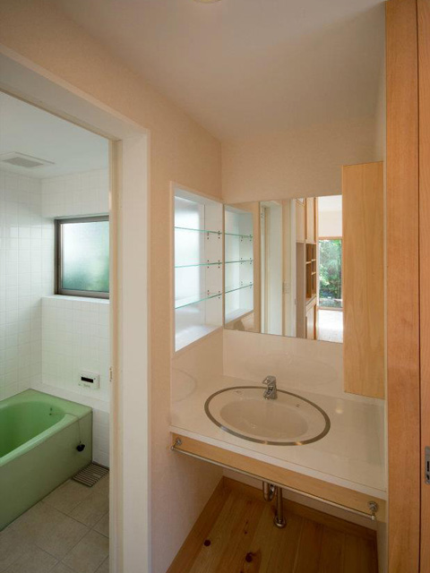 キッチンの奥に洗面脱衣-左がお風呂