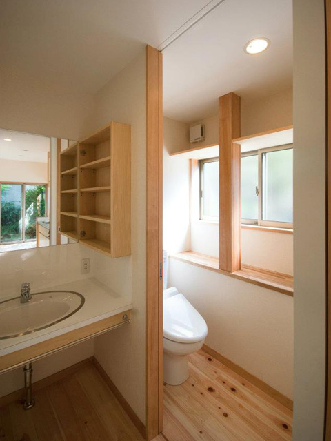 洗面脱衣の右がトイレ