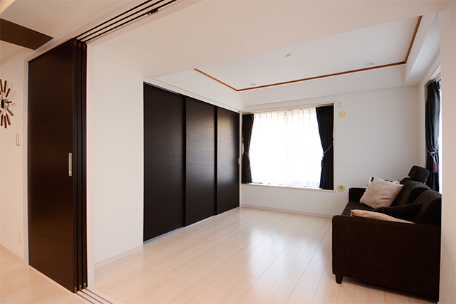 隣接した和室は洋室に変更。リビングとの一体感を持たせ、開放的な空間となっています