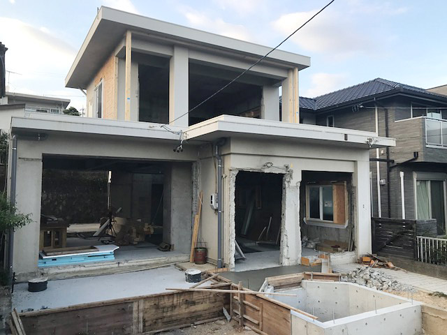 リフォーム：鉄筋のワクだけ残し、内部をすべて撤去。手前の庭部分に新たに縦孔を構築し、ガレージから玄関への動線を新設します。