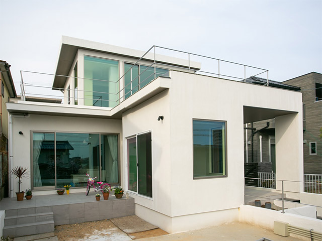 アフター：光を燦々と取り入れる大きな窓が印象的なモダンなお家に生まれ変わりました！玄関部の増築で動線がさらに便利に！