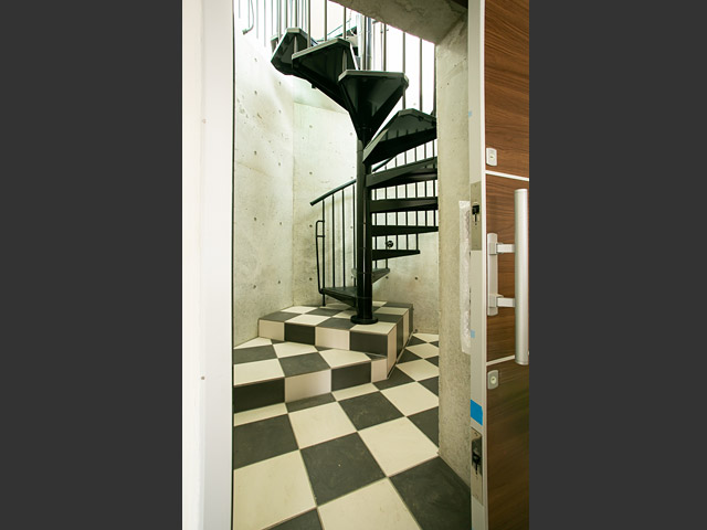 ガレージ：イタリアから直輸入のおしゃれな螺旋階段を設置。雨の日も濡れずに家に入れます♪チェックにデザインしたタイルもおしゃれ。