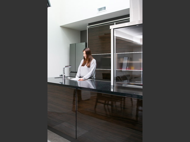 キッチン：きりりとダーク色のキッチンもシャープでおしゃれ。ホワイト×濃色の配色バランスが本当にお上手です。