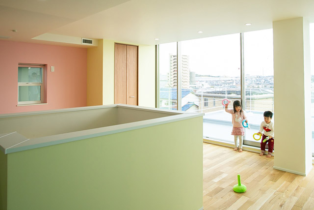 フリースペース：大きな大きなテラスに面するのは、柱も壁もないフリーに遊べる楽しいスペース。将来は間仕切りしてお子様の個室にされるご予定♪