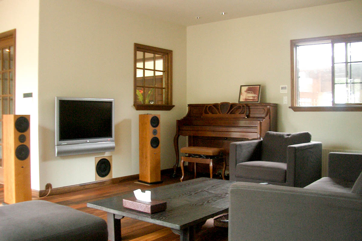 お気に入りの家具やオーディオが並ぶリビング。音響や照明にもこだわった癒し空間です。