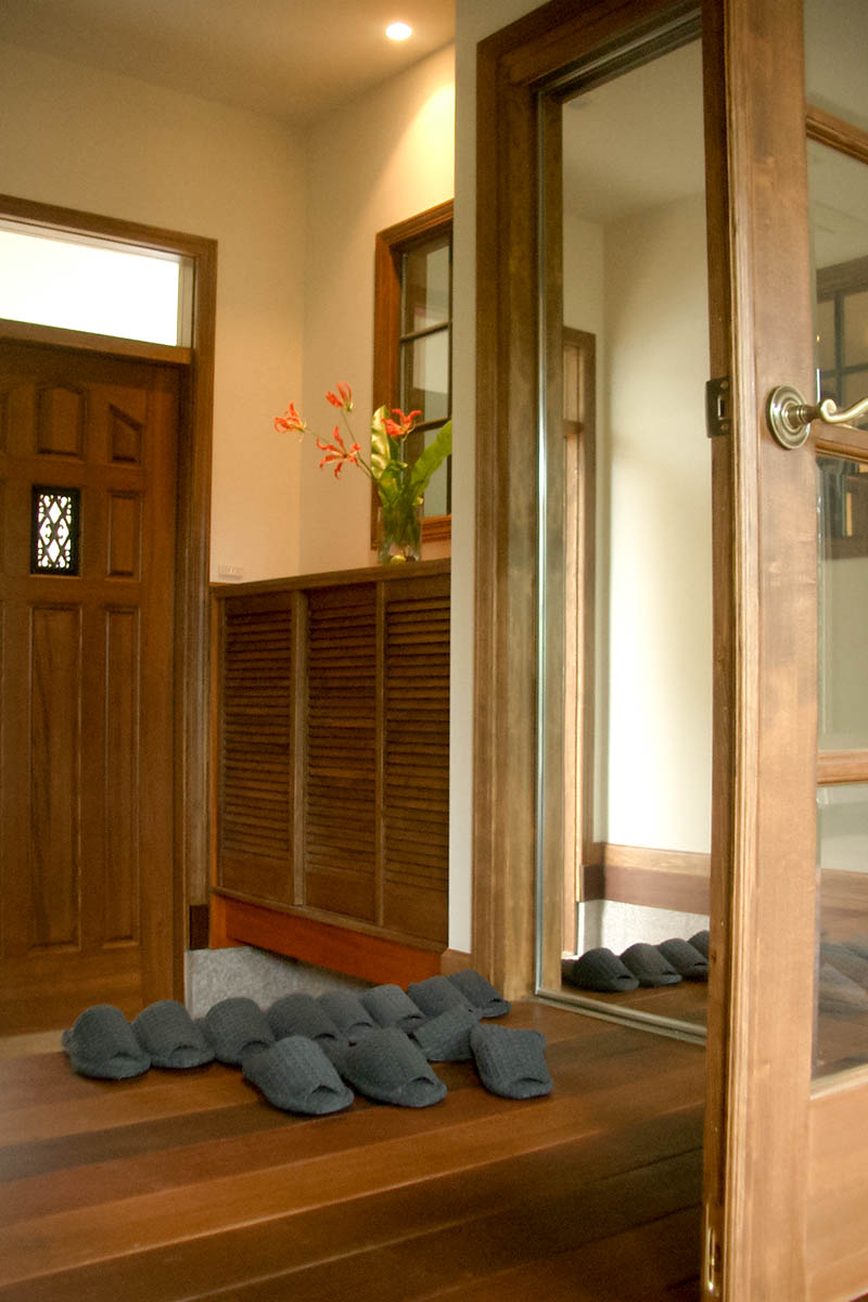 好みのテイストの玄関ドア、収納、アンティークグラスで毎日のお出迎えが楽しくなる玄関です。
