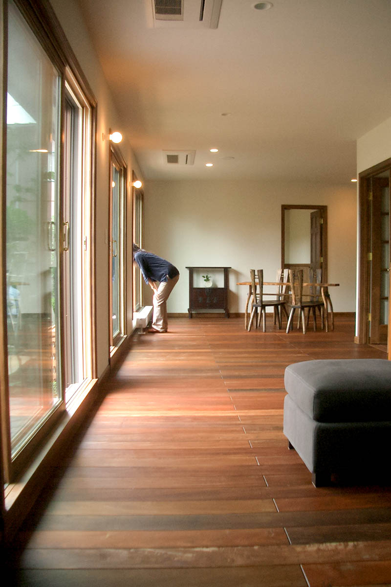 床は、ウッドデッキにも使うイペ材に蜜ろうワックスで仕上げています。