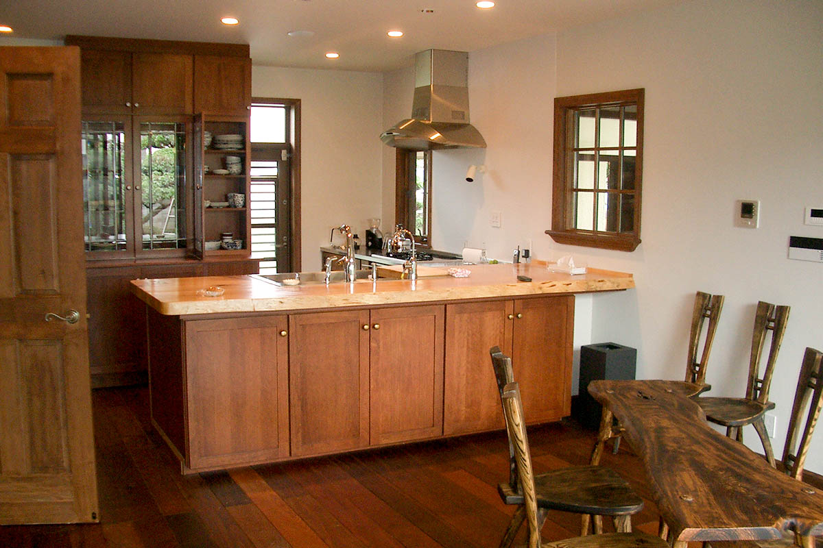 ご夫婦こだわりのシステムキッチンは特注部材を組み合わせたオーダーメイドキッチンです。