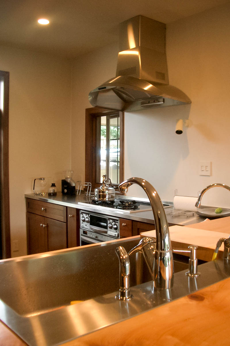 ヒノキの一枚カウンターや無垢の木製キャビネットでアンティークな雰囲気を醸し出しています。