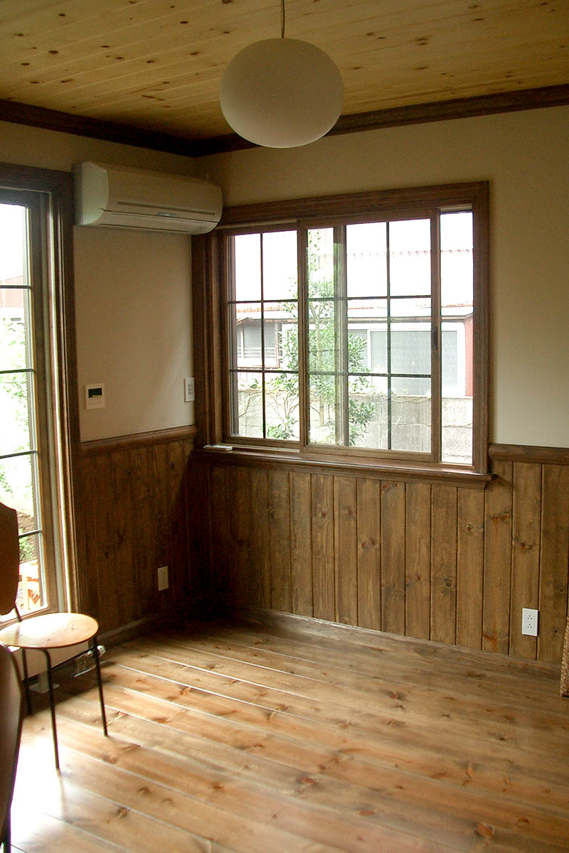 奥さまの趣味を活かしたアトリエルーム。シンプルでありながら、昔の学校のような雰囲気を連想します。