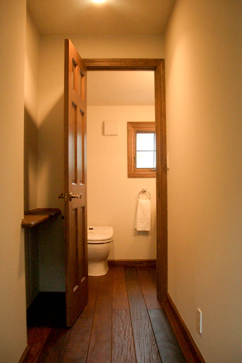 トイレもアンティークの雰囲気のある空間に。時間を忘れるぐらいゆったり過ごせそうですね。