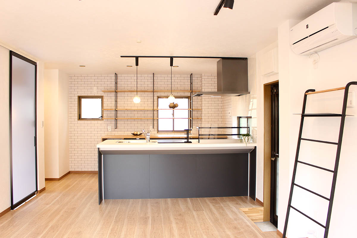 モノトーンでクールな印象になりやすい塩系インテリアも、床や家具に木目を配置すると温かみのある空間に。