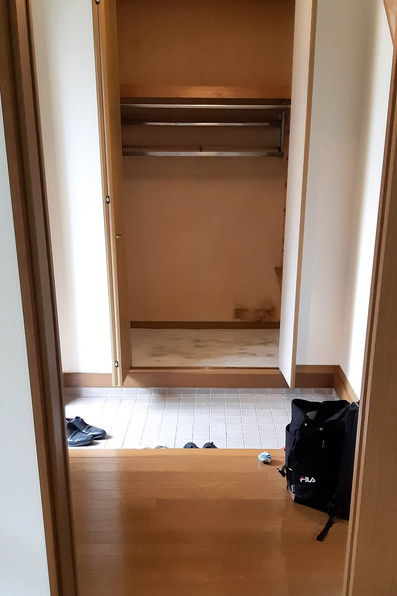 玄関before：玄関横にあった物入は、奥行が深く土足で上がらないと出し入れしづらく、床が汚れてしまいます。
