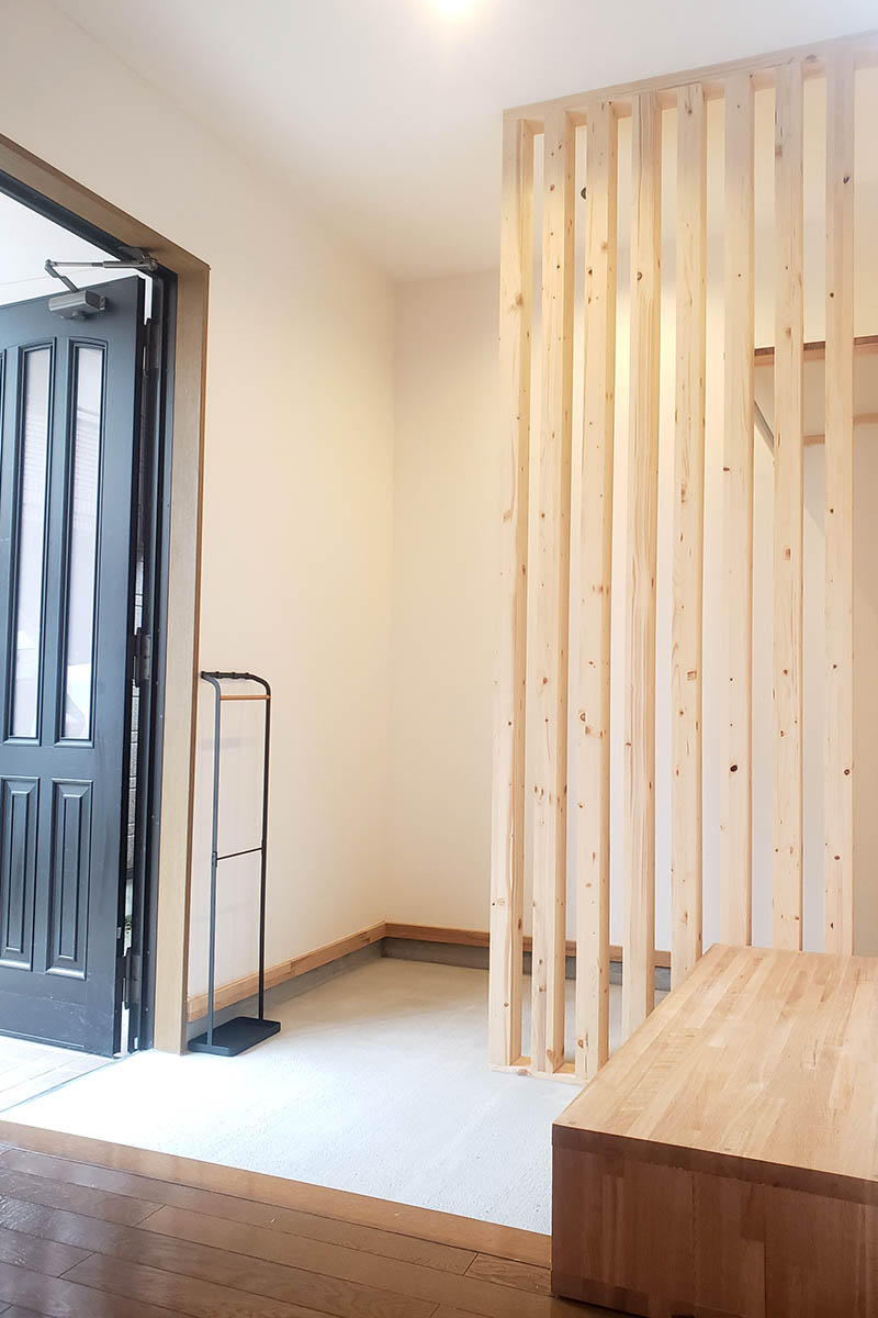 玄関after：物入の床を解体して、玄関から続く土間収納に変身。お子さまの外遊びグッズも置いておけます。