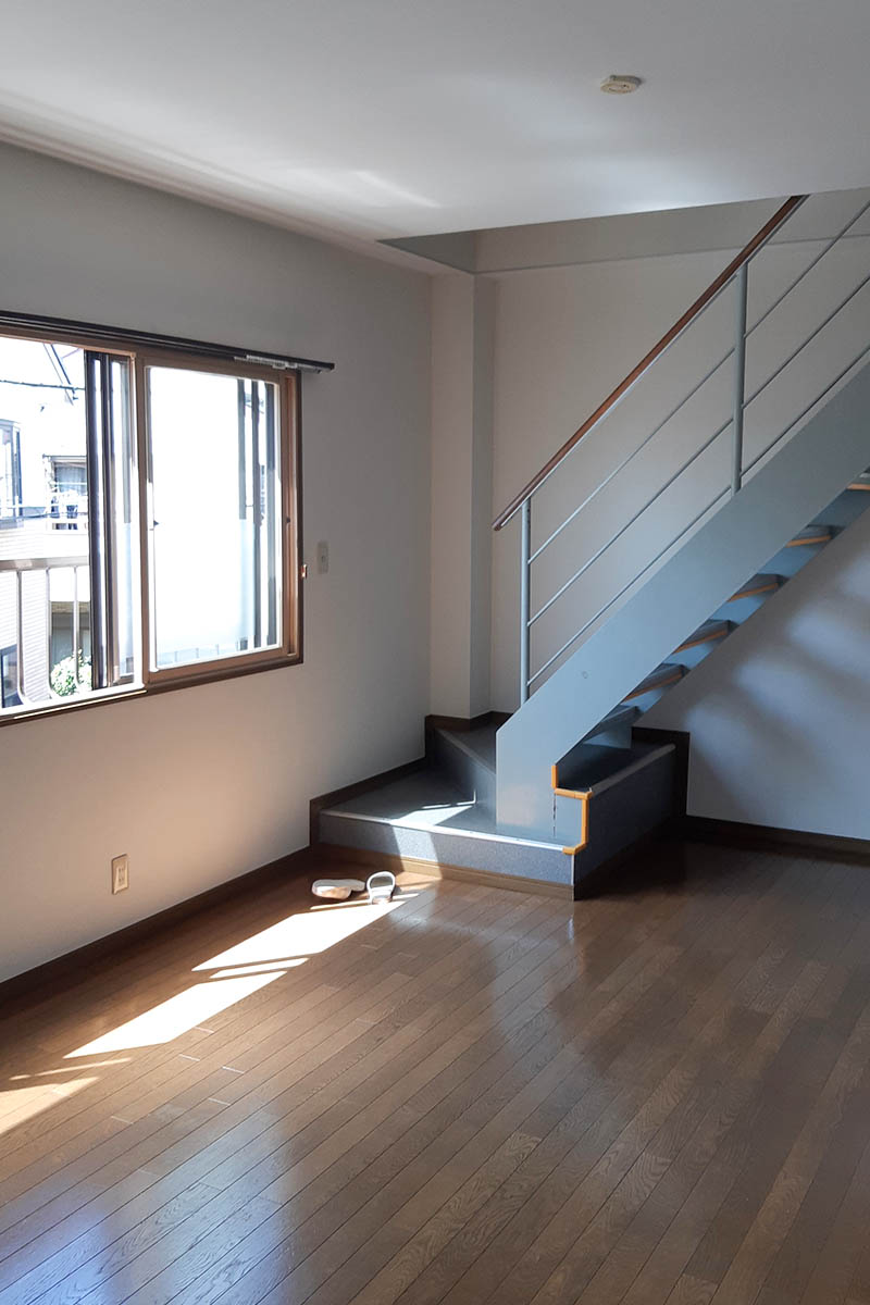 階段before：2階から3階へのストリップ階段は、鉄部も踏み板はグレーで暗い印象です。