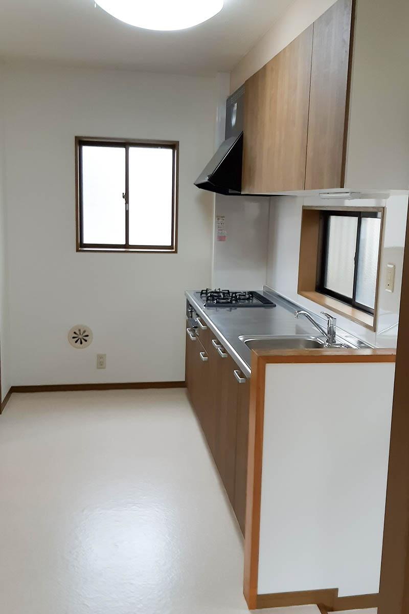 キッチンbefore：工事前のキッチンは約4畳ほどの細長い空間で、作業する通路の幅が狭く動きずらそうでした。