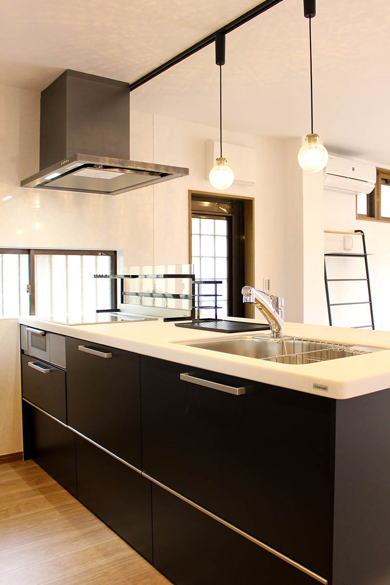 キッチンafter：壁をなくし間取りを大幅に変更したことで、明るいリビングを望む対面キッチンに変わりました。