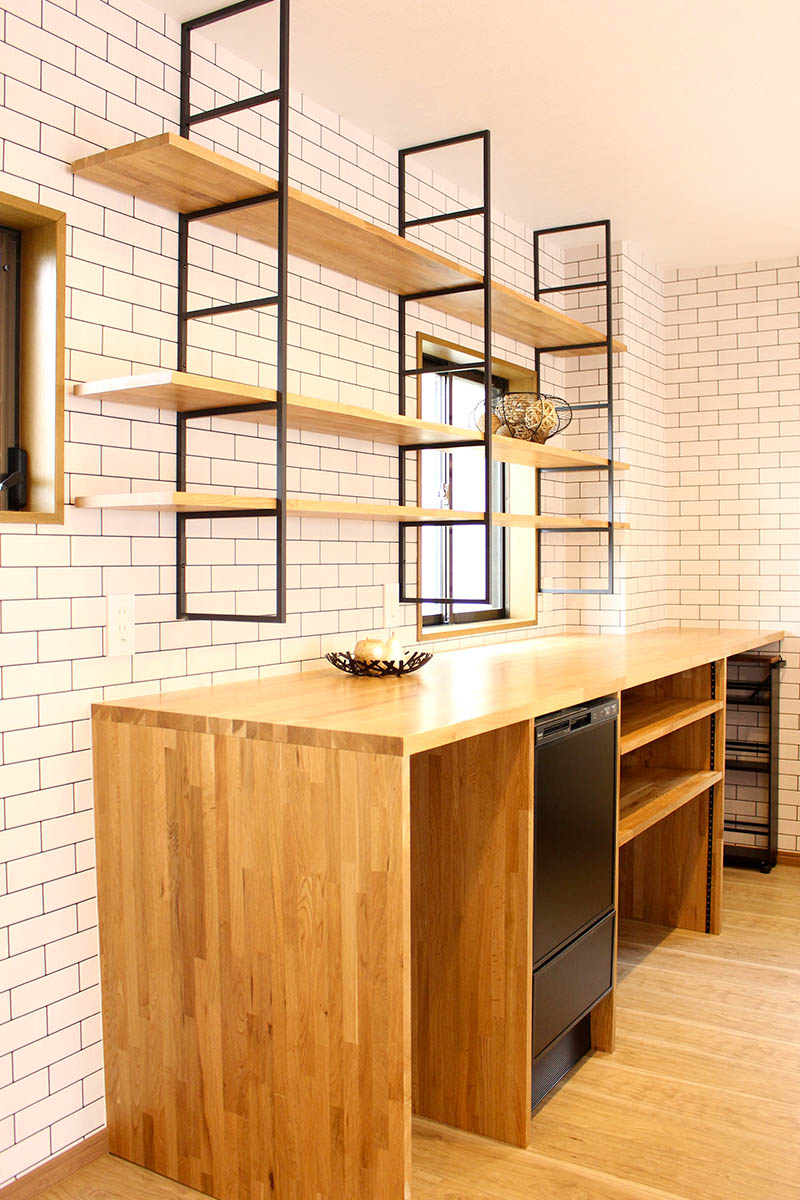 キッチンの背面には無垢のオーク材で造作した収納を設置。完全オリジナルで食洗機もぴったり納まります。