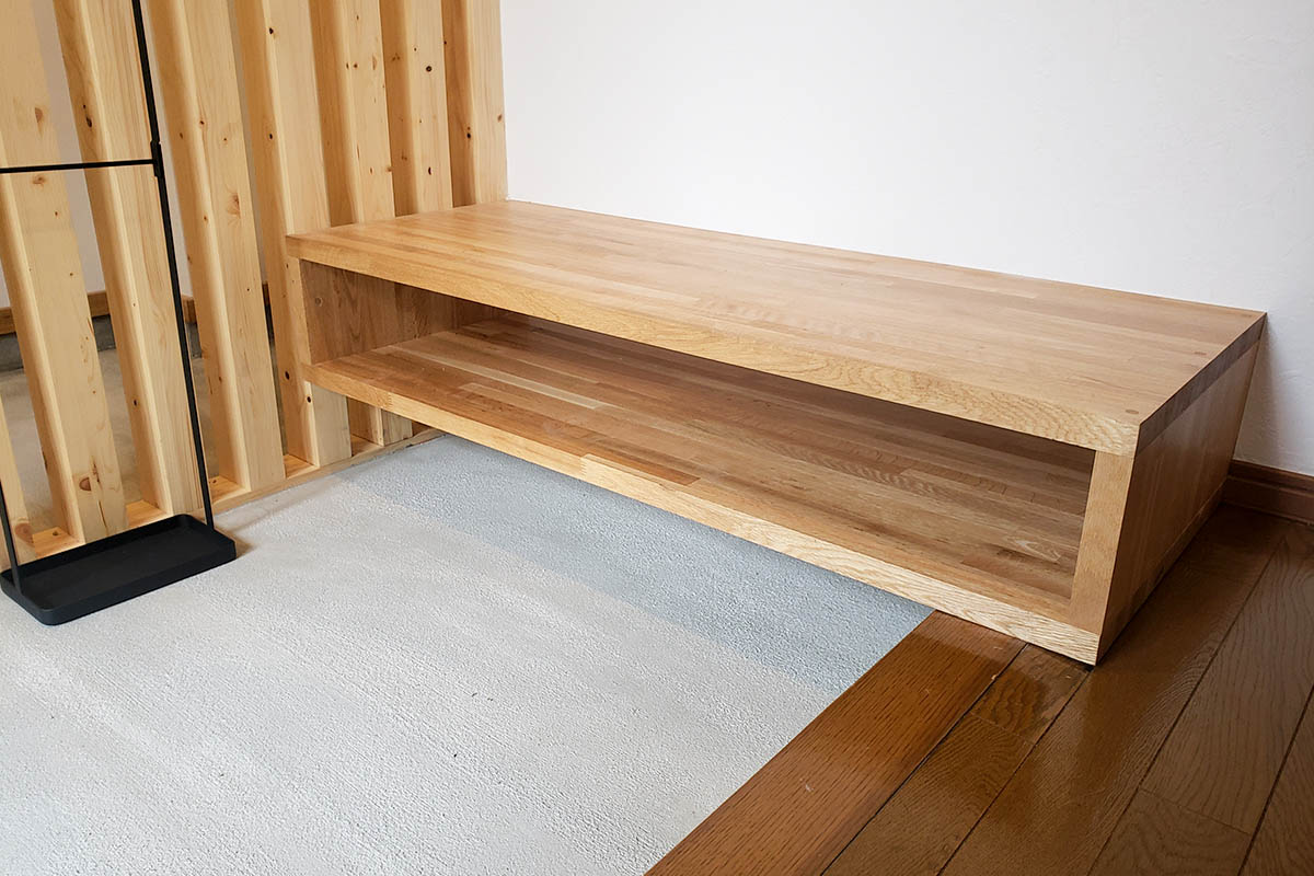 玄関にはベンチにもなる収納棚を設置。棚の中や下にくつも収納でき、くつを脱ぎ履きするのにちょうどいい高さ。