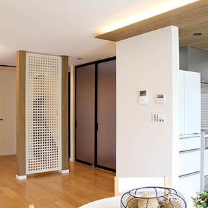 2枚ガラス扉の向こうはすぐ玄関。無駄なホールをなくして広々と明るいカフェ風インテリアのLDKになりました。